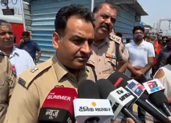 लुधियाना के ADCP समीर वर्मा ने कहा कि ये हादसा है, किसी तरह का ब्लास्ट नहीं हुआ है।