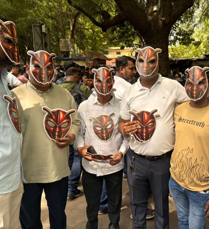 जंतर-मंतर पर पार्टी के समर्थक कॉकरोच का मास्क पहनकर आए। उनका कहना था कि चेहरा मायने नहीं रखता, पार्टी मायने रखती है।
