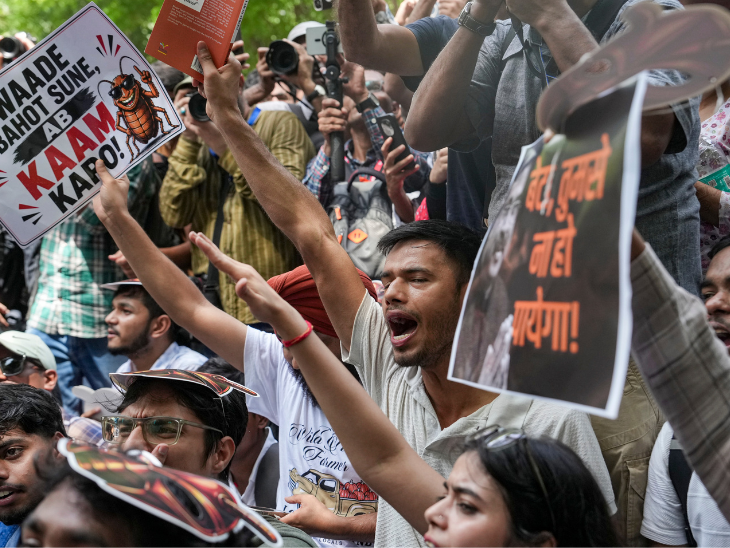 प्रदर्शनकारी बोले- हमारी नीट एंड क्लीन एग्जाम की मांग।