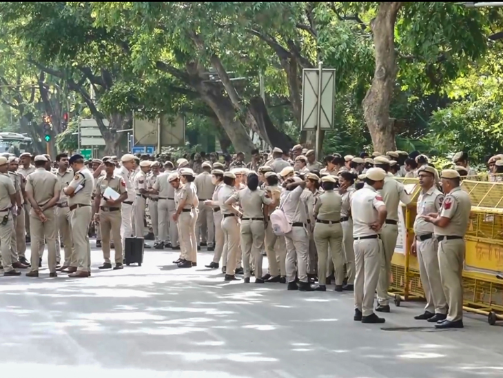 दिल्लीतील जंतरमंतरजवळ कडक पोलीस बंदोबस्त होता.