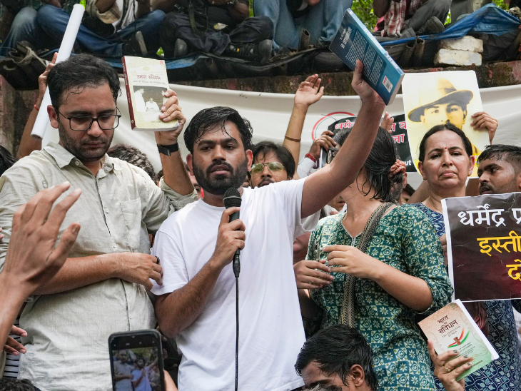अभिजीत दीपके भीड़ के बीच प्रदर्शन वाली जगह पहुंचे।