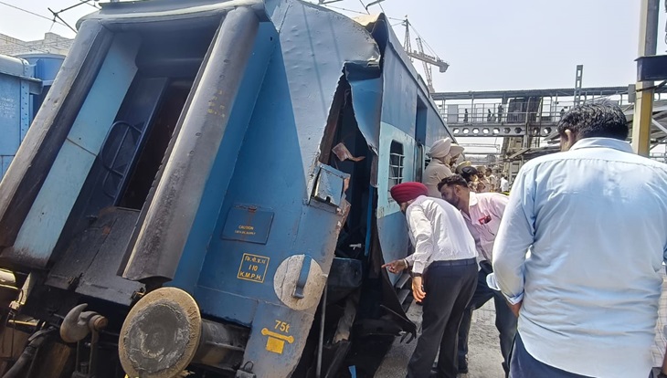 लुधियाना रेलवे स्टेशन पर ट्रेन के टूटे डिब्बे की जांच करते अधिकारी।