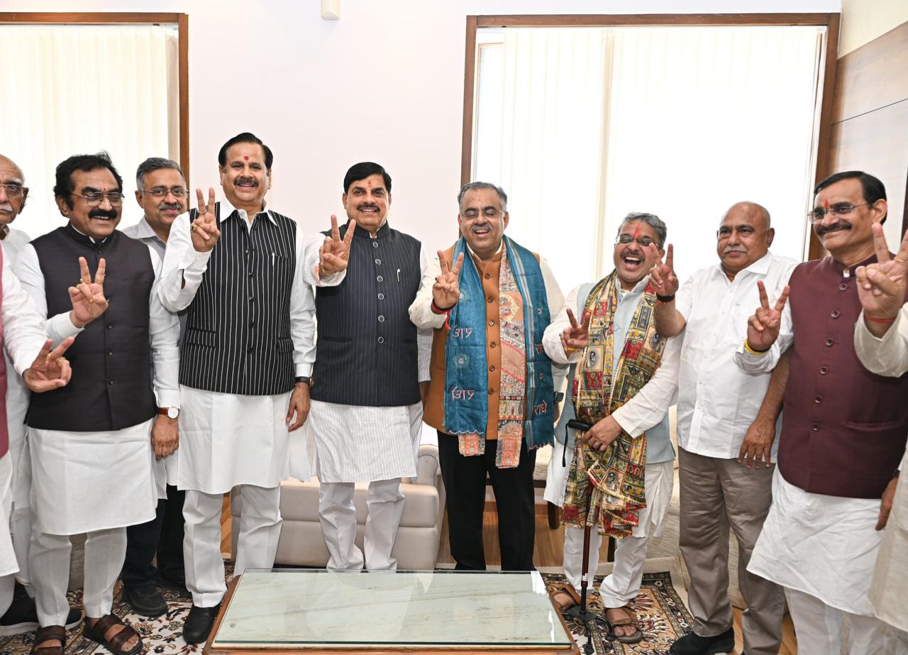 नामांकन भरने के बाद विक्ट्री का साइन दिखाते हुए मुख्यमंत्री मोहन यादव और अन्य नेता।