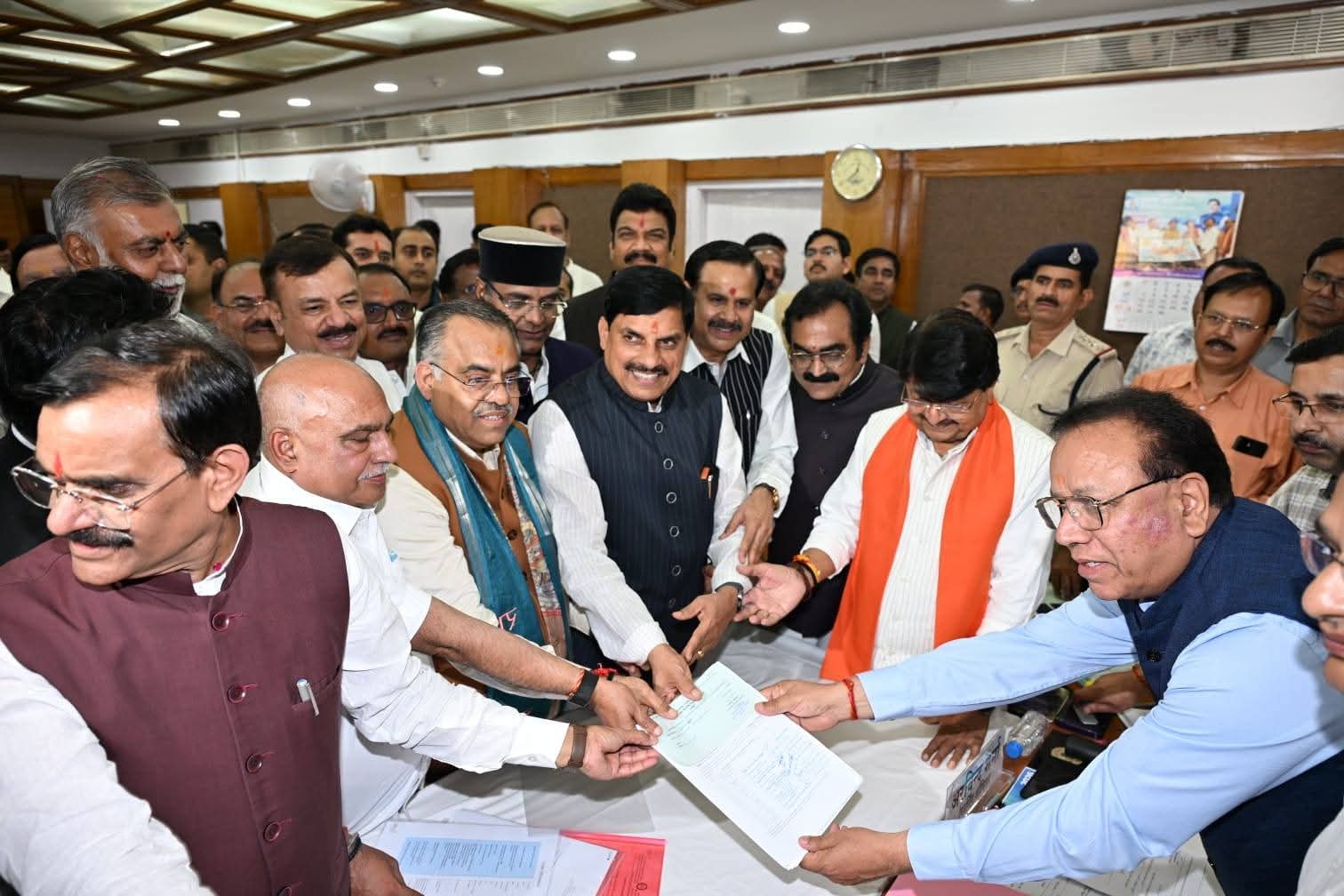 भाजपा की तरफ से राज्यसभा उम्मीदवार तरुण चुग ने नामांकन भरा।