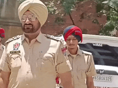 मर्डर मिस्ट्री सॉल्व करने वाले एसएचओ अवतार सिंह व उनकी टीम आरोपी को लाते हुए।
