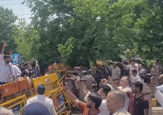 बैरिकेड हटाने के लेकर पुलिस से भिड़ते कांग्रेसी।