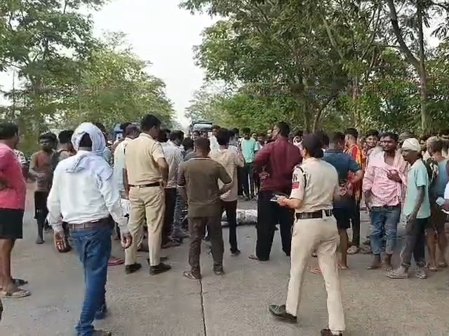 स्थानीय लोगों ने तत्काल डायल 112 और पुलिस को सूचना दी।