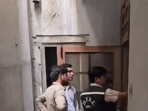 सूचना के बाद मौके पर पहुंचकर जांच करती फोरेंसिक टीम।
