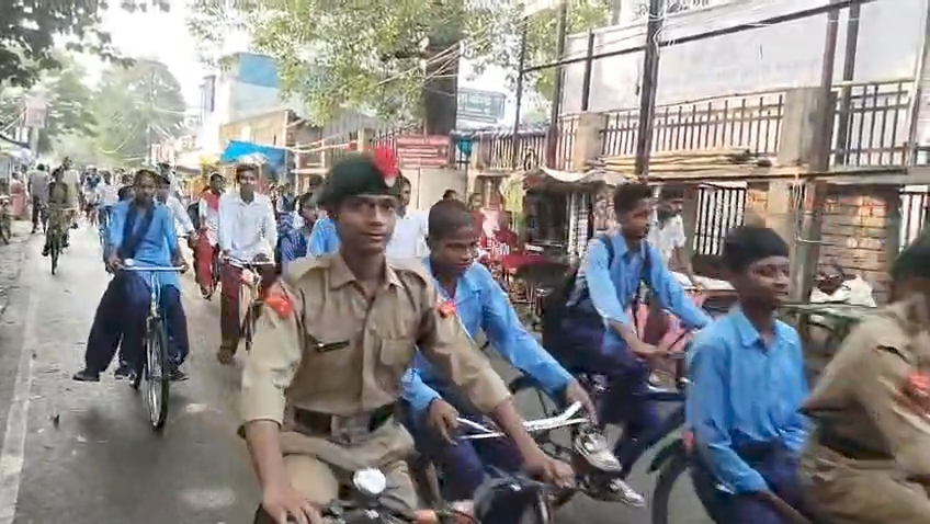साइकिल रैली में शामिल स्टूडेंट्स।