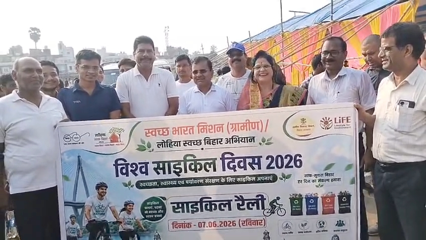 अधिकारी और जनप्रतिनिधि।