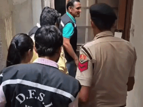 मृतक के कमरे पर पहुंची फोरेंसिक टीम।