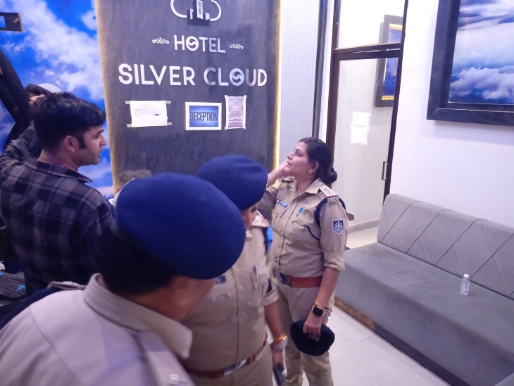 स्पा सेंटर में दबिश देती महिला विंग पुलिस