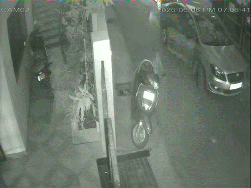 मैनेजर कैश से भरा बैग लेकर उतारा, तभी वारदात को अंजाम दिया गया।