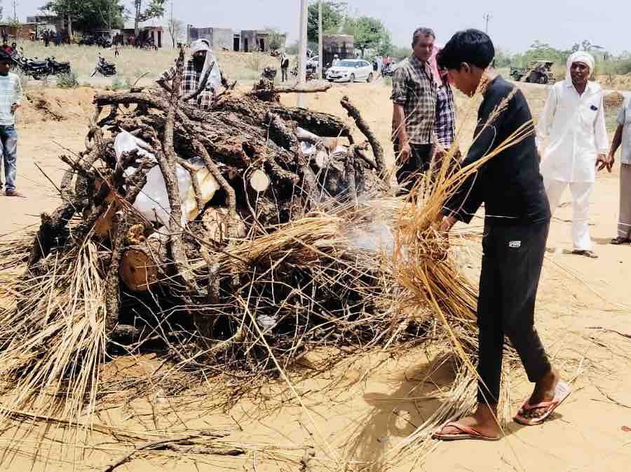 भतीजे धर्मेंद्र ने मुखाग्नि दी।
