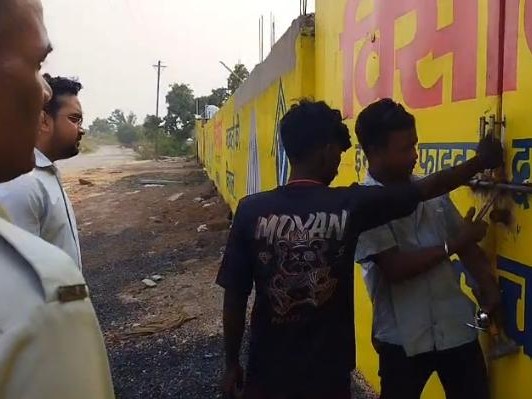 कार्रवाई के बाद अवैध कबाड़ कारोबारियों में हड़कंप मच गया है।