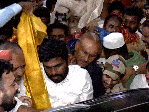 अन्नामलाई 5 जून की रात दिल्ली से चेन्नई पहुंचे। एयरपोर्ट पर उनका स्वागत करने के लिए बड़ी संख्या में समर्थक जमा हुए थे।