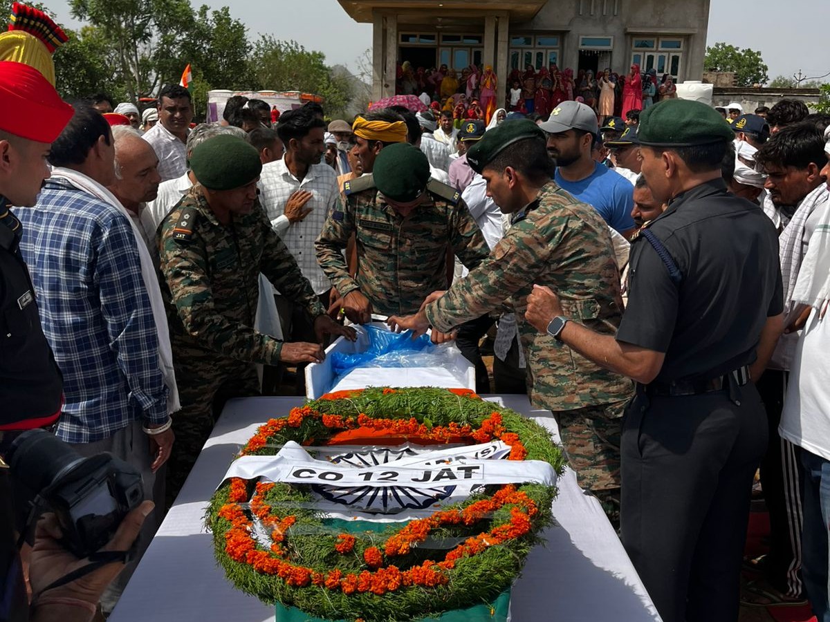 सेना के जवानों ने अंतिम सलामी दी।