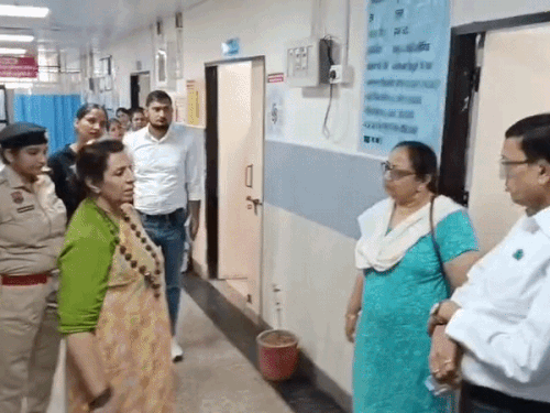 PMO डॉ. साराह अग्रवाल और CMO डॉ. सुखबीर सिंह को उंगली दिखाकर फटकार लगातीं रेणु भाटिया।