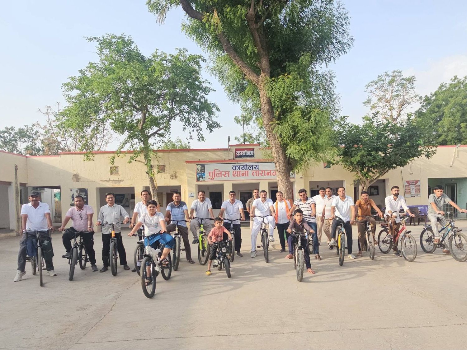 पुलिस अधिकारियों ने युवाओं और बच्चों को नियमित साइकिल चलाने के स्वास्थ्य लाभों के बारे में जानकारी दी।