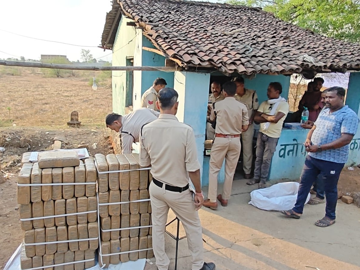 तस्कर जगदलपुर की ओर से रायपुर की ओर जा रहे थे