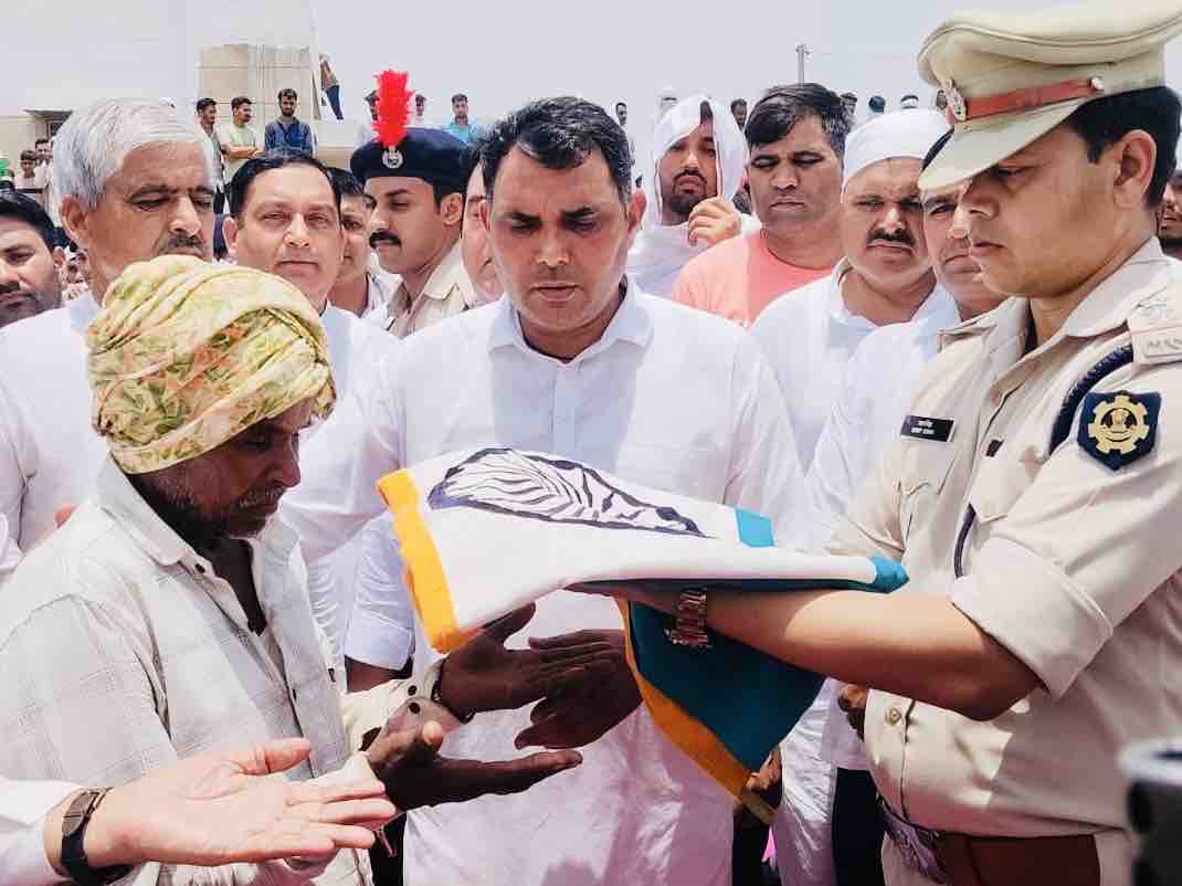 पिता शंकरलाल का सौंपा तिरंगा।