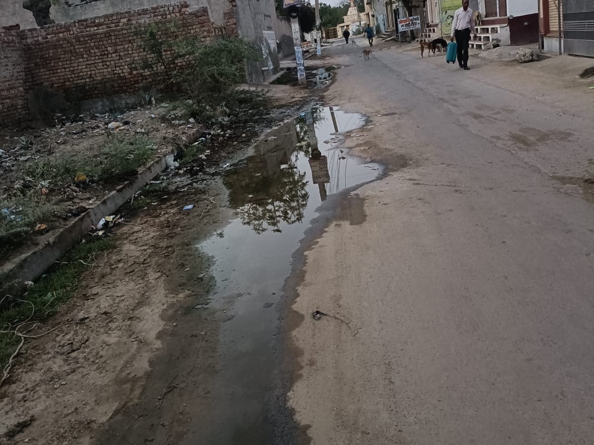 सड़क पर फैला गंदा पानी नालियों चोक