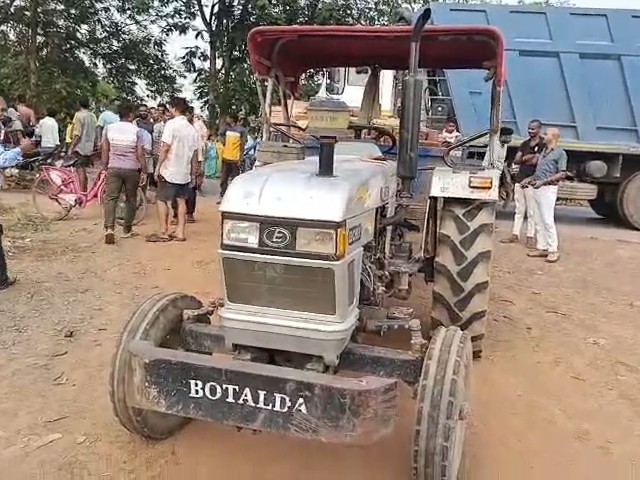 ईंट से भरे एक ट्रैक्टर से जोरदार टक्कर हो गई।