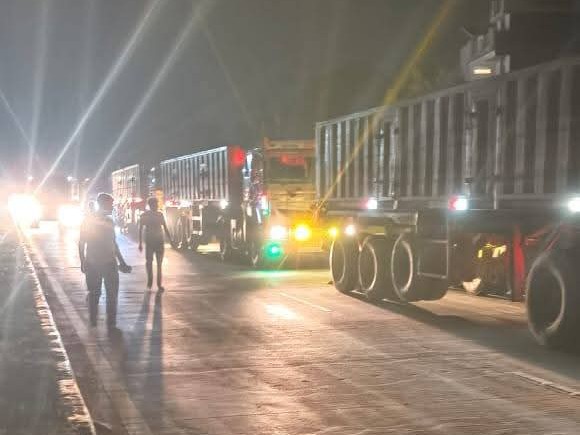 Mau Accident | Varanasi-Gorakhpur Highway Truck Collision Driver Death