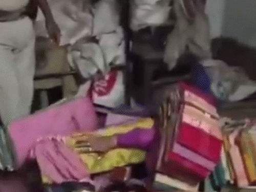 हावड़ा में TMC के स्थानीय नेता ब्रह्मानंद चक्रवर्ती का साड़ियों के नीचे छिपने का वीडियो सामने आया।
