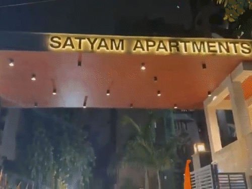 सूचना मिलते ही पुलिस, क्राइम टीम और फोरेंसिक टीम मौके पर पहुंच गई। फ्लैट की फोटोग्राफी और वीडियोग्राफी की गई.