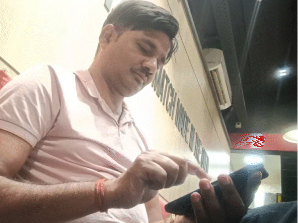 भास्कर रिपोर्टर से डील करते हुए अमित विश्वकर्मा