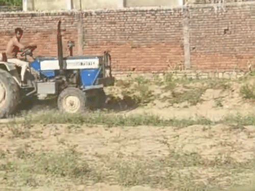 टीम ने नीले रंग के स्वराज ट्रैक्टर को रोकने का प्रयास किया।