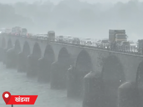 आंधी-बारिश के बीच इंदौर-खंडवा हाईवे में जाम की स्थिति बन गई।