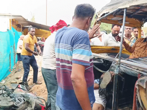 ऑटो चालक केबिन में फंस गया। आधे घंटे बाद उसे बचाया जा सका।