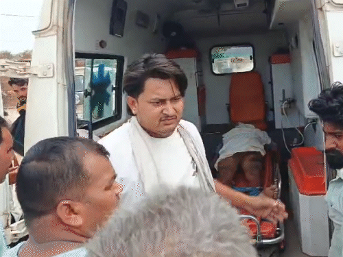 मृतकों के शवों को एम्बुलेंस से पोस्टमॉर्टम के लिए भेजा गया।