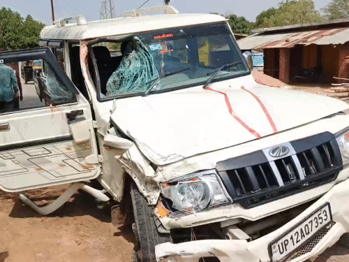 ट्रैक्टर को बचाने के चक्कर में बोलेरो-ऑटो और बाइक आपस में टकरा गईं.