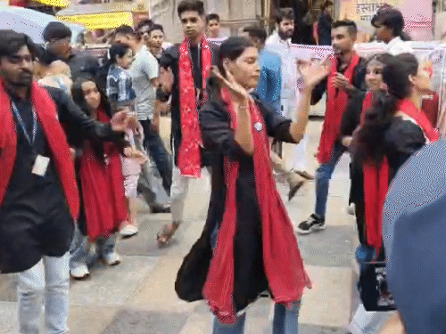 भोपाल के न्यू मार्केट में छात्रों ने किया नुक्कड़ नाटक: गौमाता को बचाने का संदेश दिया, IEHE के छात्र बोले- गाय को राष्ट्रीय माता का दर्जा मिले – Bhopal News भोपाल के न्यू मार्केट में छात्रों ने किया नुक्कड़ नाटक: गौमाता को बचाने का संदेश दिया, IEHE के छात्र बोले- गाय को राष्ट्रीय माता का दर्जा मिले – Bhopal News