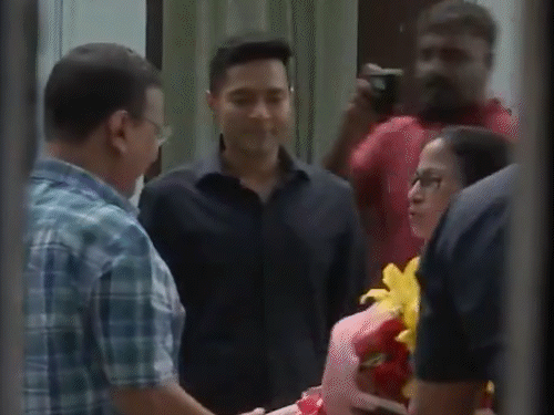 ममता ने भतीजे अभिषेक के साथ अरविंद केजरीवाल से मुलाकात की। दोनों नेताओं में करीब 30 मिनट बातचीत हुई।