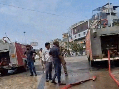 8 दमकल लेकर पहुंचे फायरब्रिगेड कर्मचारियों ने घंटेभर में आग पर काबू पाया।