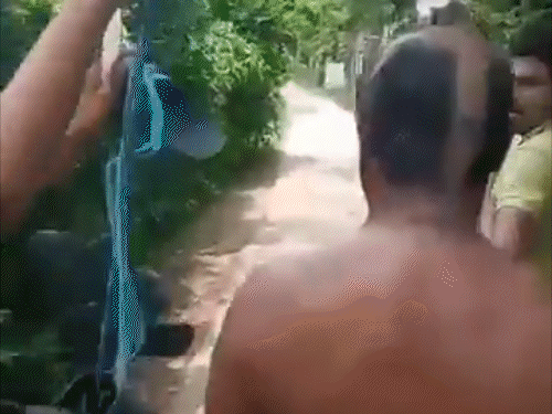 नवादा में ग्रामीणों ने TMC नेता सन्यासी मन्ना का सिर मुंडवाकर उन्हें जूतों की माला पहनाई।