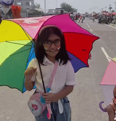 भारत और अफगानिस्तान के बीच न्यू चंडीगढ़ के मुल्लांपुर स्टेडियम में मुकाबला देखने के लिए बड़ी संख्या में बच्चे पहुंचे हैं। बच्चे अपने छोटे-छोटे रंग-बिरंगे छाते लेकर स्टेडियम पहुंचे, जिससे माहौल और भी आकर्षक नजर आया। मैच को लेकर बच्चों में खासा उत्साह देखने को मिल रहा है।
