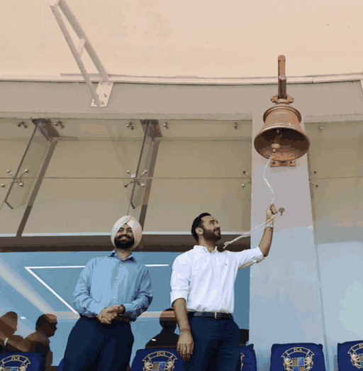 शनिवार को टेस्ट मैच की औपचारिक शुरूआत करते बरनाला से आम आदमी पार्टी के लोकसभा सांसद गुरमीत सिंह मीत हेयर।