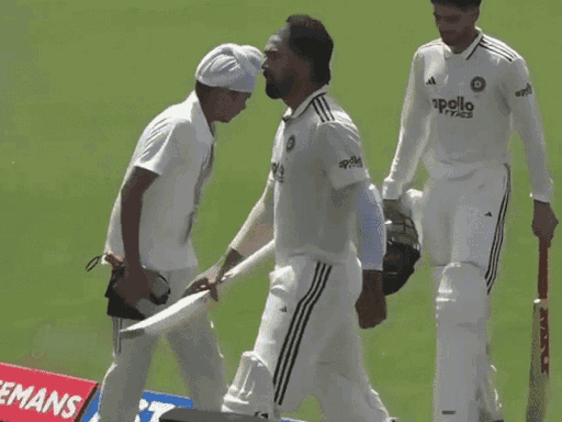 मैच खत्म होने के बाद बाहर आ रहे शुभमन गिल के पैर छूता फैन