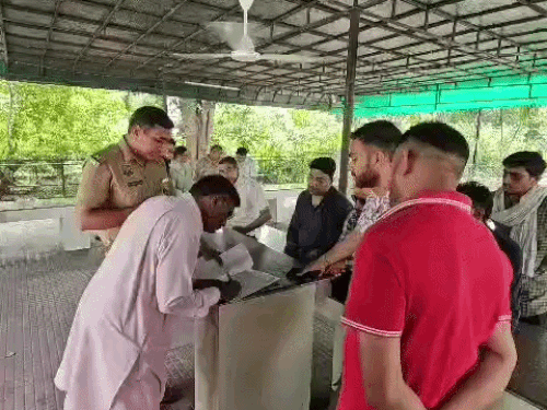 अस्पताल में मौजूद मृतक के परिजन व अन्य।