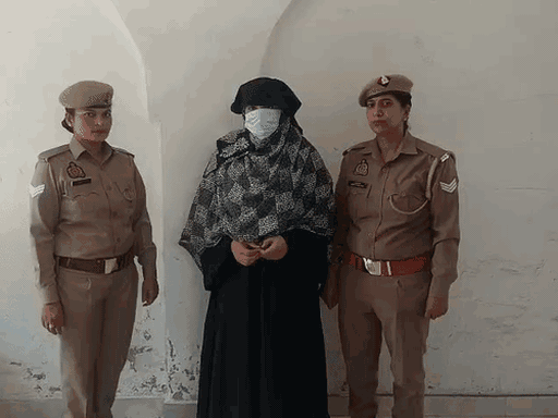 शामली के सदर कोतवाली में पुलिस हिरासत में चांदनी कुरैशी बुर्के में नजर आई।