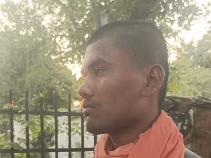 धर्मेंद्र दुबे ने बताया कि वह मिस्त्री का काम करता है. वह अपना काम छोड़ कर आया था.