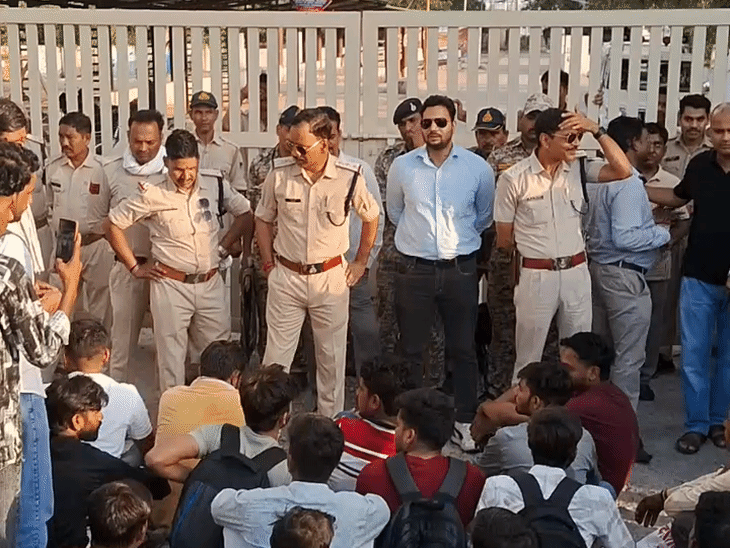 परीक्षा रद्द करने को लेकर एनएसयूआई ने कलक्ट्रेट तक पैदल मार्च निकाला.