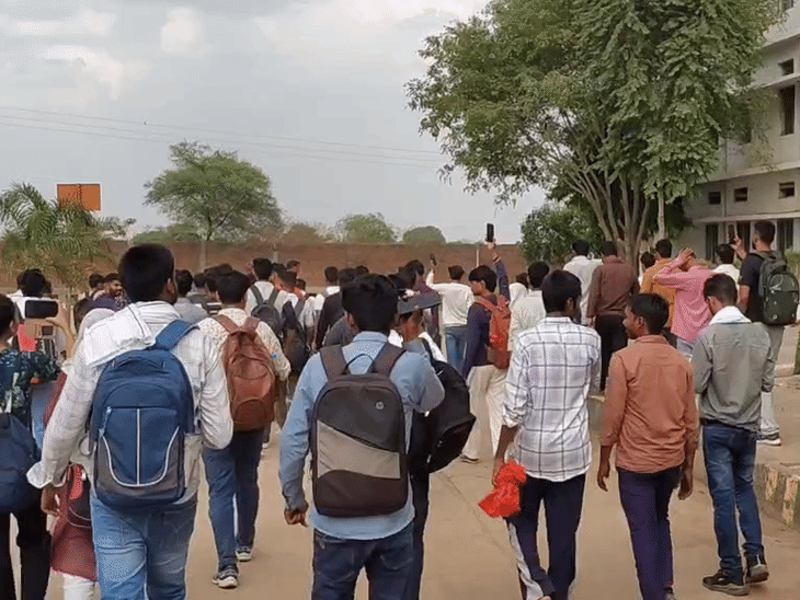 सतना में कलेक्ट्रेट से पहले कॉलेज सेंटर पर प्रदर्शन करते छात्र।