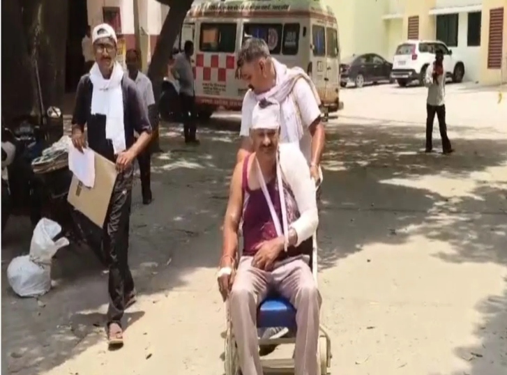 घायल पुलिसकर्मी को उपचार के लिए अस्पताल में भर्ती कराया गया है।