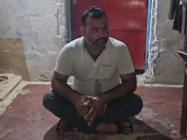पुलिस ने उनके घर पर छापा मारकर पिता-पुत्रों को गिरफ्तार कर लिया।